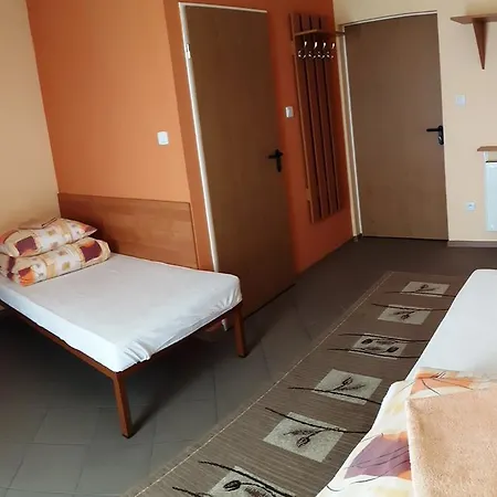 Pod Zamkiem * ריטרו